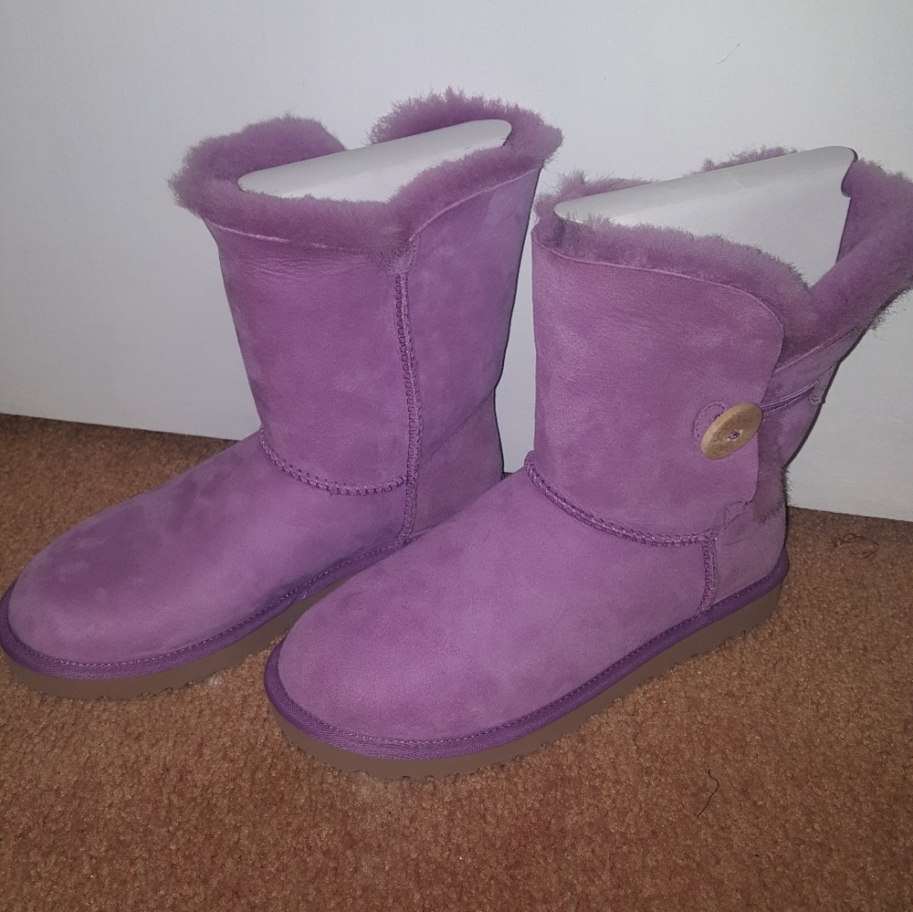 Uggs - image 1